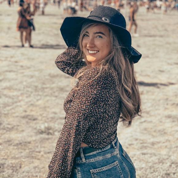 Makenzie Moersch - Poshmark Profile Picture of Makenzie Moersch (@makenziemoersch) on Poshmark