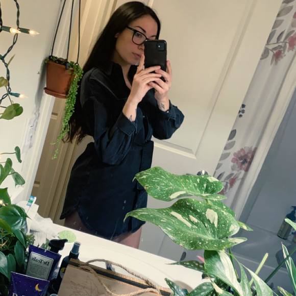 Profile Picture of Haley Ghilon (@haleyghilon) on Poshmark
