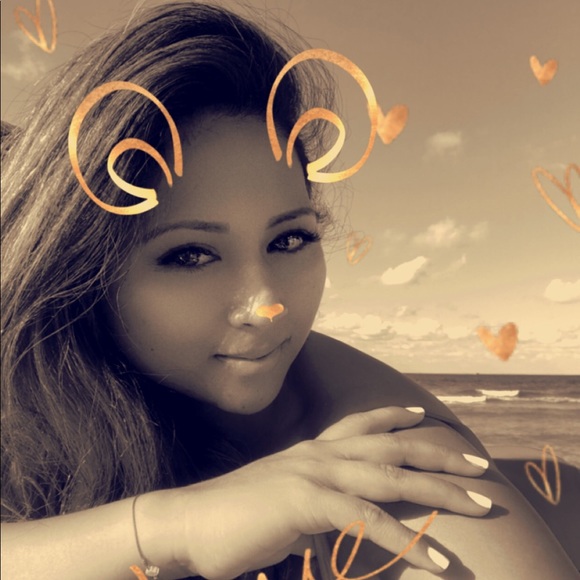 Profile Picture of Mona Lindo (@monel6969) on Poshmark
