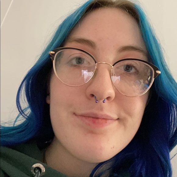 Profile Picture of Zoe Clothier (@zoeclo) on Poshmark