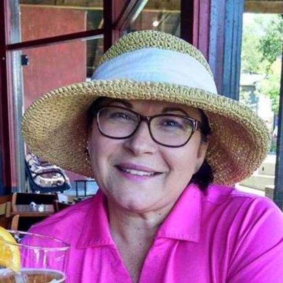 Profile Picture of Lupe Luna (@lupegluna) on Poshmark