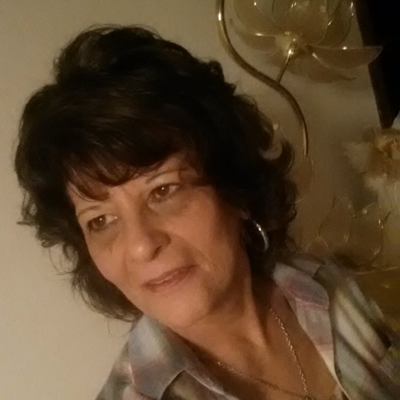 Profile Picture of Debbie Kruse (@crewznon) on Poshmark