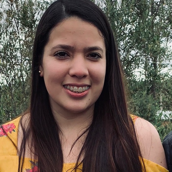 Profile Picture of Andrea Osuna (@andreaos) on Poshmark