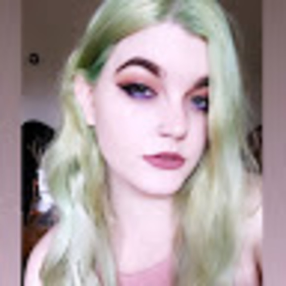 Profile Picture of Daeleigh Porter (@daeree) on Poshmark