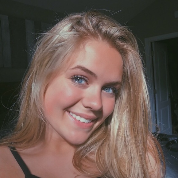 Profile Picture of Bella Larese (@izzyblarese28) on Poshmark