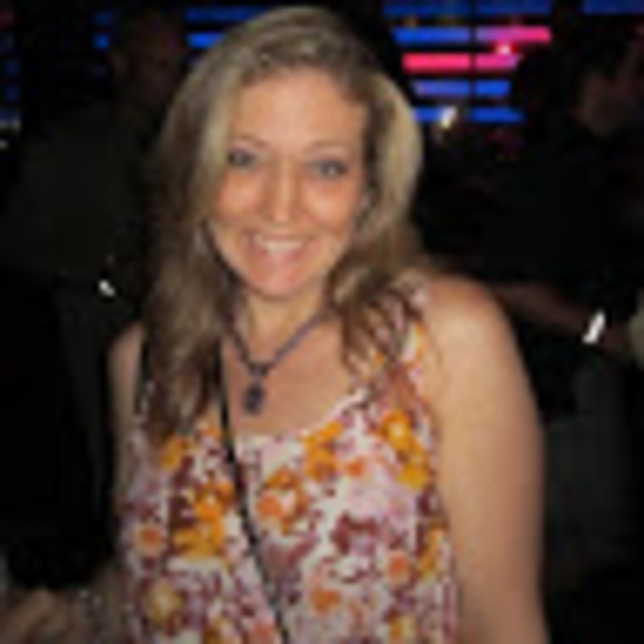 Profile Picture of Danielle Loonam (@dloo926) on Poshmark