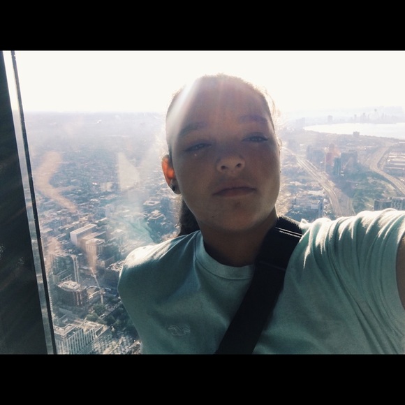 Profile Picture of Alessa Amorim (@amorimal18) on Poshmark