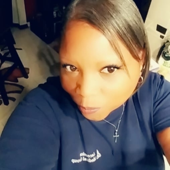 Profile Picture of Robbie Newton (@rnpatrece) on Poshmark