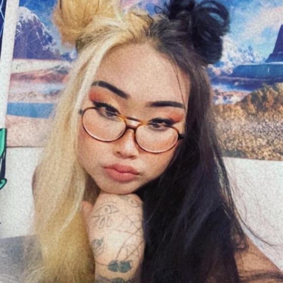 Profile Picture of Amunda Aquino (@amundaaquino) on Poshmark