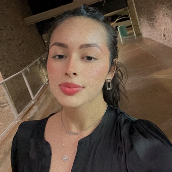 Vanessa Cerezo - Poshmark Profile Picture of Vanessa Cerezo (@vanessa_cerezo) on Poshmark