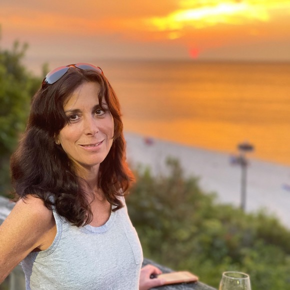 Denise Wallenstein - Poshmark Profile Picture of Denise Wallenstein (@dgwpromos) on Poshmark