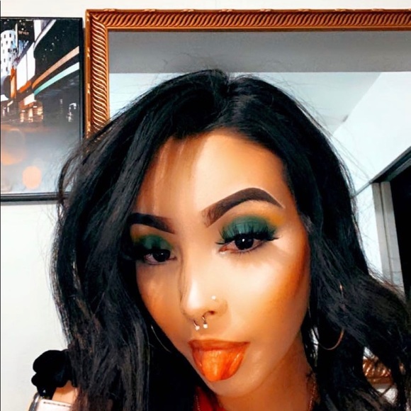 Profile Picture of Ana Zubiate (@anaaaa10) on Poshmark