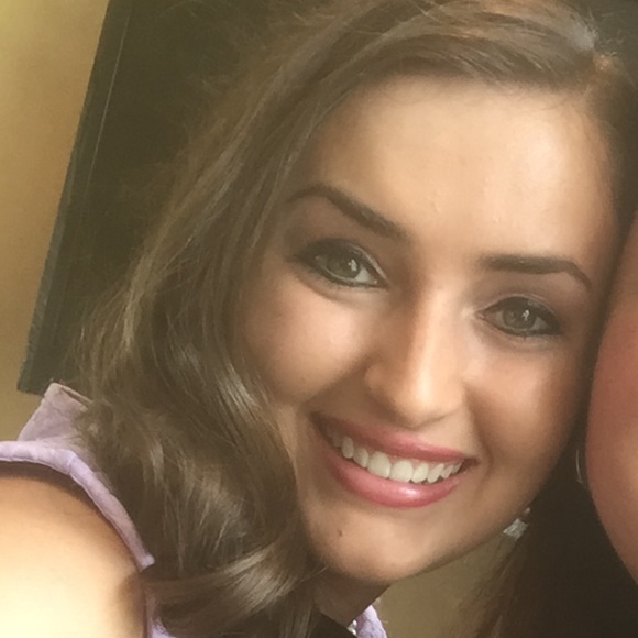Profile Picture of Anna Hevron (@achevron) on Poshmark