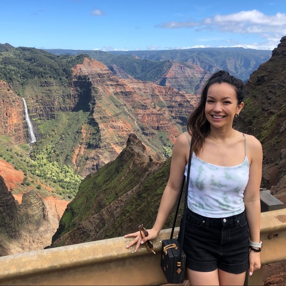 Profile Picture of !🌻 kat Kelejian (@katkelejian) on Poshmark