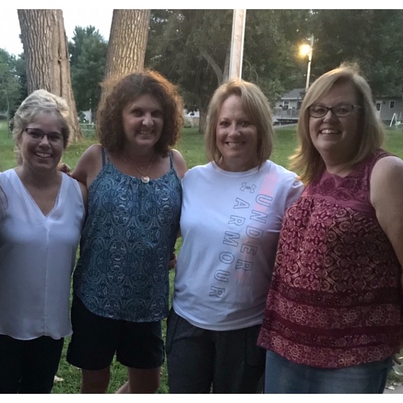 Profile Picture of Dawn Gilsdorf (@dawngilsdorf) on Poshmark