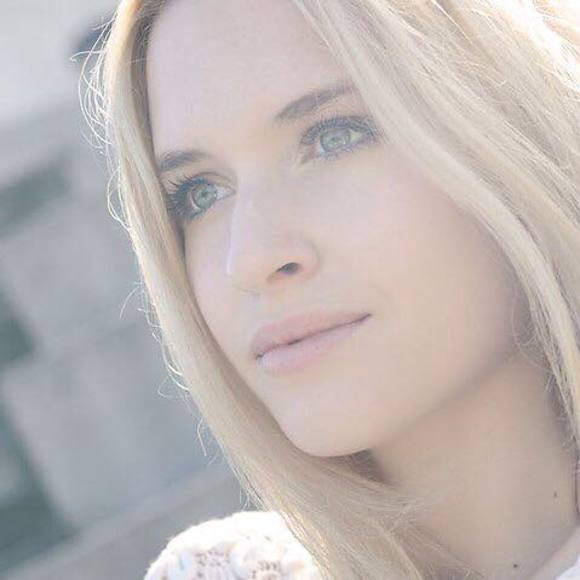 Profile Picture of Zoë Sinclairè (@zoesinclaire) on Poshmark