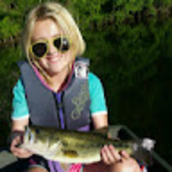 Profile Picture of Halle Coenen (@maymaycoenen44) on Poshmark