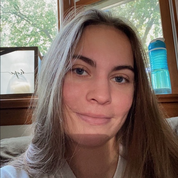 Profile Picture of Taylor Wismer (@taylorwismer27) on Poshmark