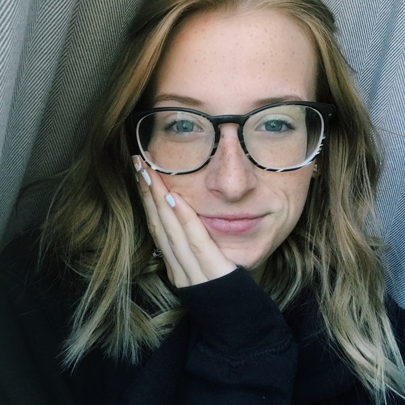 Profile Picture of Chloe Tang (@cat_2283) on Poshmark