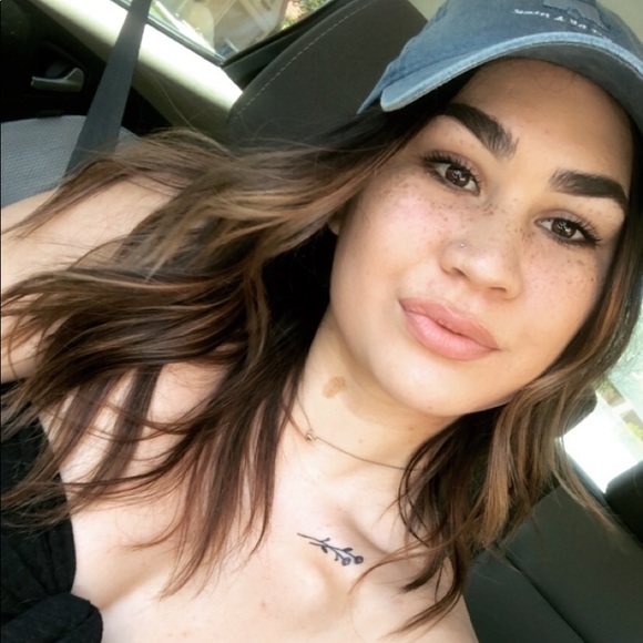 Profile Picture of Sanoe Kaaihue (@sanoekaaihue) on Poshmark