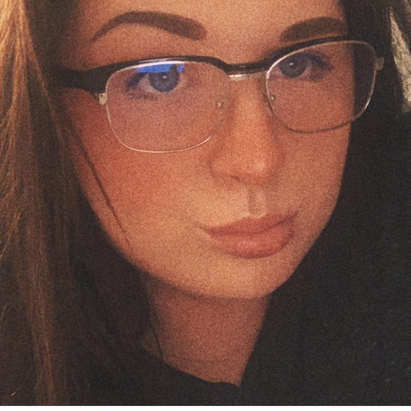 Profile Picture of Larissa Smith (@larissa9077) on Poshmark