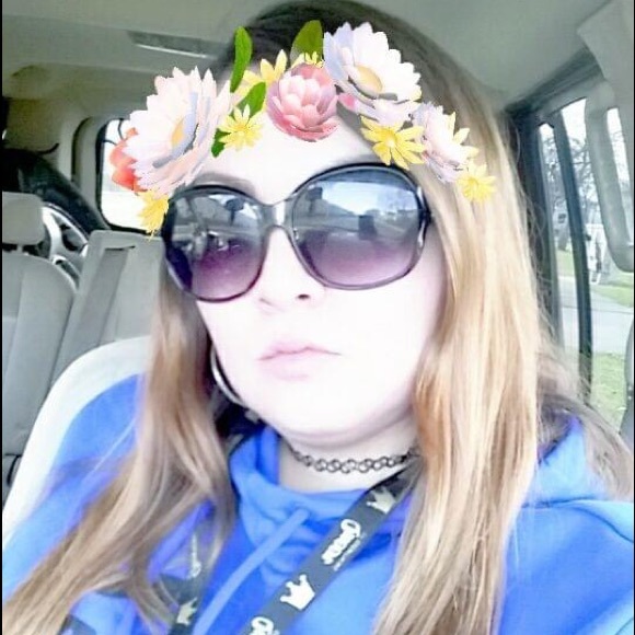 Profile Picture of Cheryl James (@cheryljames282) on Poshmark