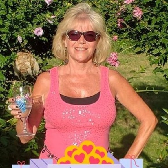 Profile Picture of Robyn Jakubiec (@robynjakubiec) on Poshmark