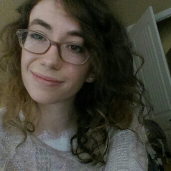 Profile Picture of Larissa Read (@laraclothing) on Poshmark