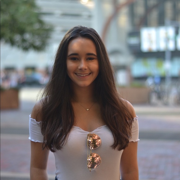 Profile Picture of Lucie Kapner (@fashionista1066) on Poshmark