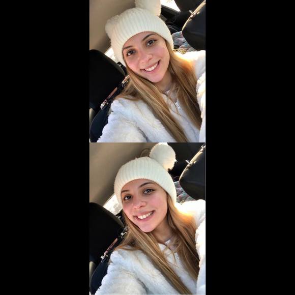 Profile Picture of Daniela Cosio (@daniicosii98) on Poshmark