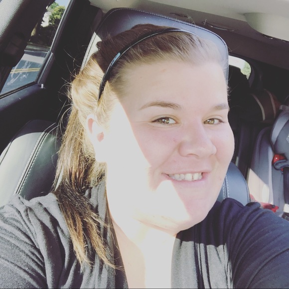 Profile Picture of Samantha Gelsinger (@andrewsmom2017) on Poshmark