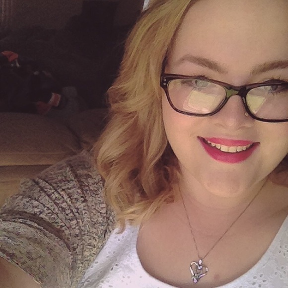Profile Picture of Sara Meilahn (@hisaracourtney) on Poshmark