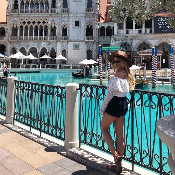 Kelly Lichlyter - Poshmark Profile Picture of Kelly Lichlyter (@klichlyter) on Poshmark