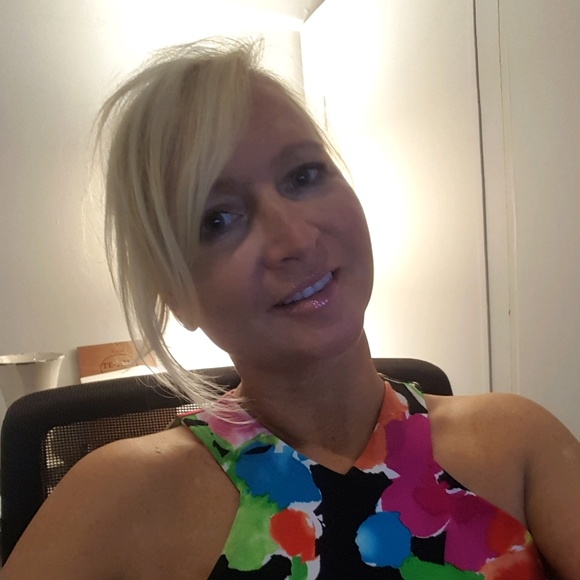 Profile Picture of Christina Bonder (@bond112) on Poshmark