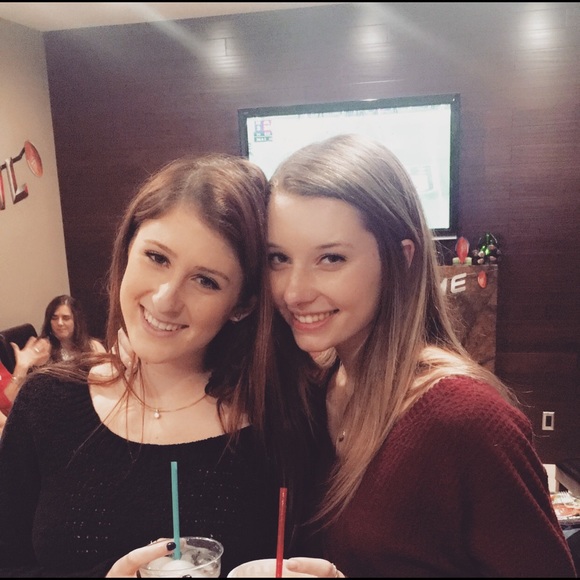 Maddie Huettenhain - Poshmark Profile Picture of Maddie Huettenhain (@mhuettenhain) on Poshmark