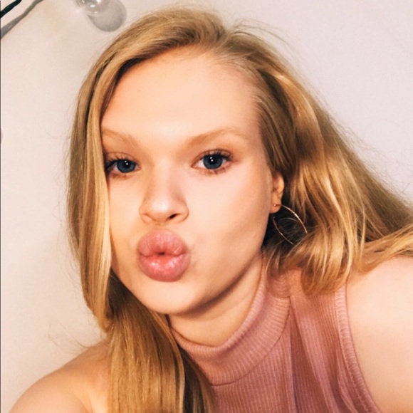 Profile Picture of Kaylee Vanwhy (@kayleevanwhy) on Poshmark