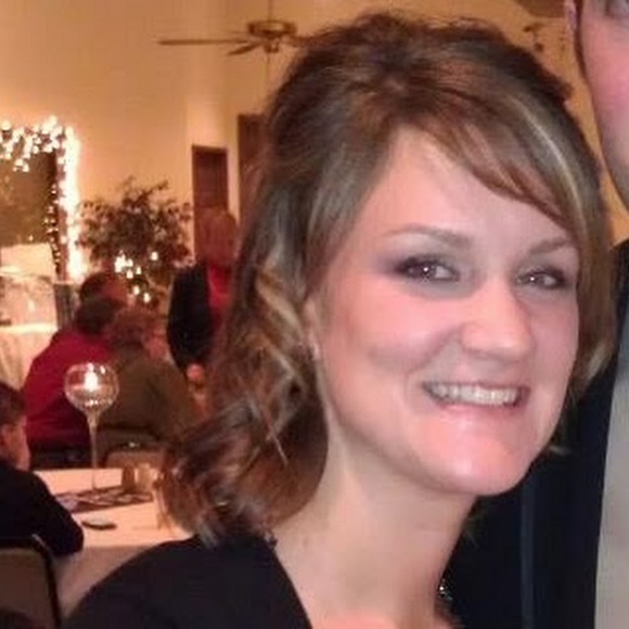 Profile Picture of Amanda Groves (@amw434) on Poshmark