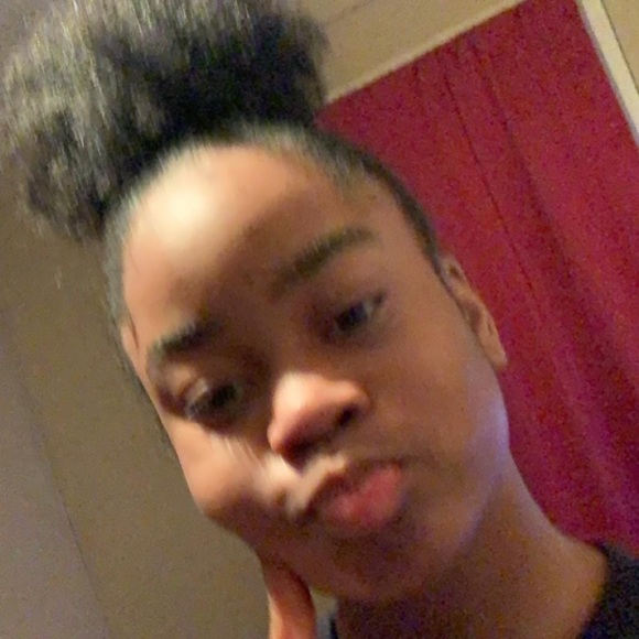 Profile Picture of Ariel Linzy (@ariellinzy28) on Poshmark