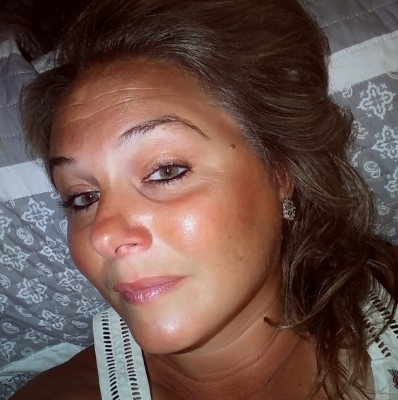 Profile Picture of Leola Tullar (@raelola) on Poshmark