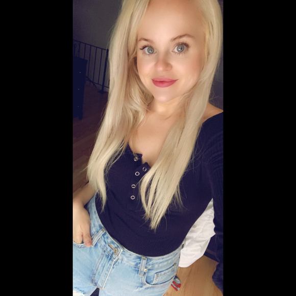 Profile Picture of Brooke Reid (@brooke_37) on Poshmark