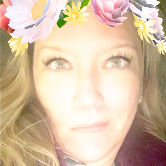 Profile Picture of Jill Bennett (@jilliesworld) on Poshmark