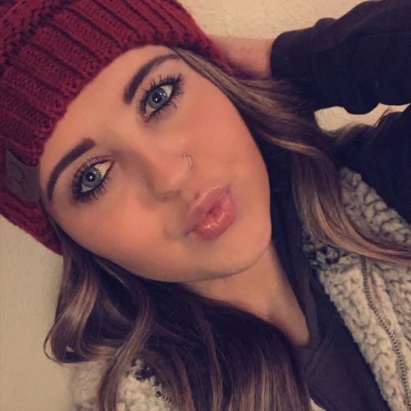 Profile Picture of Sami Holley (@sami14holley) on Poshmark