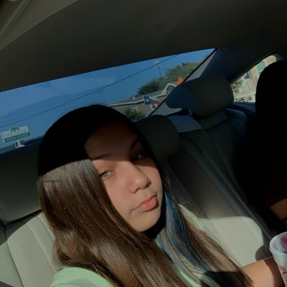 Profile Picture of Isabella Ballesteros (@bxbyisabellaaa) on Poshmark