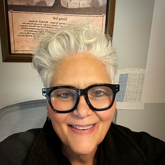 Laurie Geschrey - Poshmark Profile Picture of Laurie Geschrey (@revlaurieg) on Poshmark