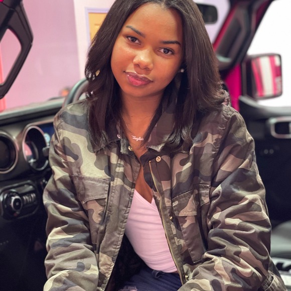 Profile Picture of Taylor Tanner (@t_tanner) on Poshmark