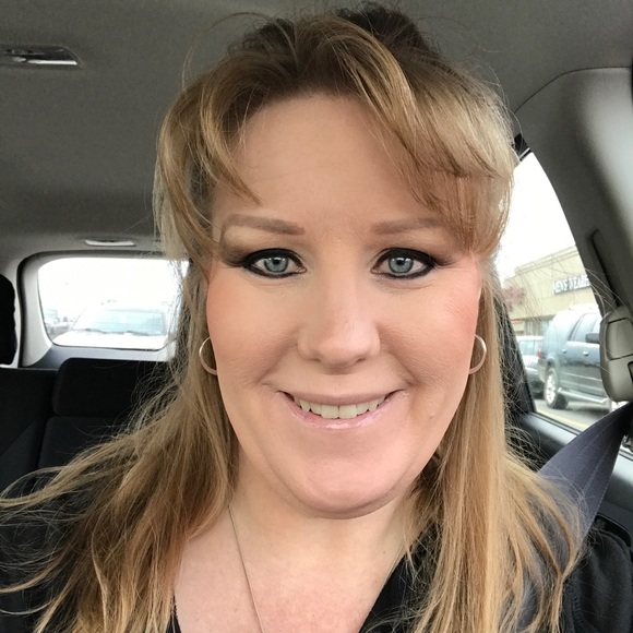 Profile Picture of Holly Stonerock (@stonerockh) on Poshmark