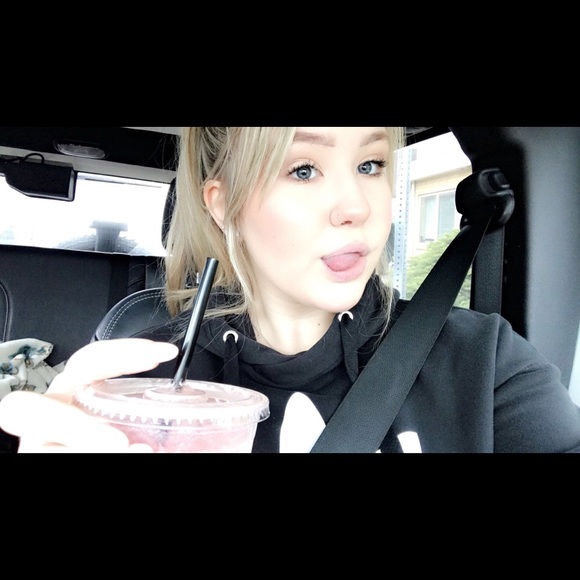 Profile Picture of Alexis Rosdahl (@alexus209) on Poshmark