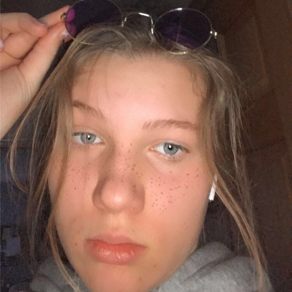 Profile Picture of Carlee Mitzel (@car_leee) on Poshmark