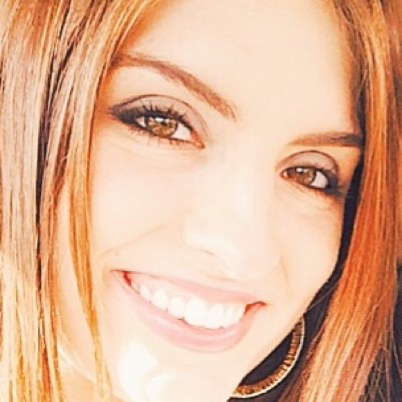 Profile Picture of Amber Bacon (@amberrbacon) on Poshmark