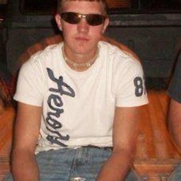 Profile Picture of Aaron Lind (@aaronlind642) on Poshmark